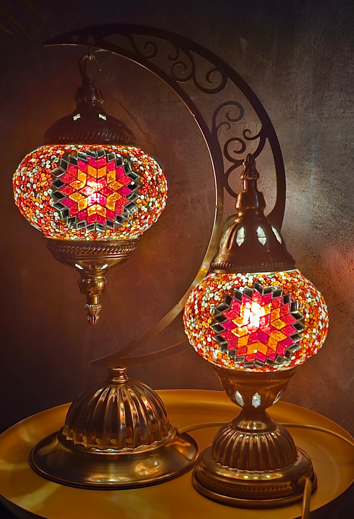 Lampe mosaïque multicolore en cours de création lors d’un atelier créatif – fabrication artisanale en Belgique