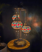 Lampe mosaïque 3 globes rouge et or allumée – ambiance chaleureuse 