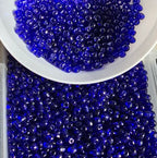 Perles bleu roi transparentes — gros plan texture