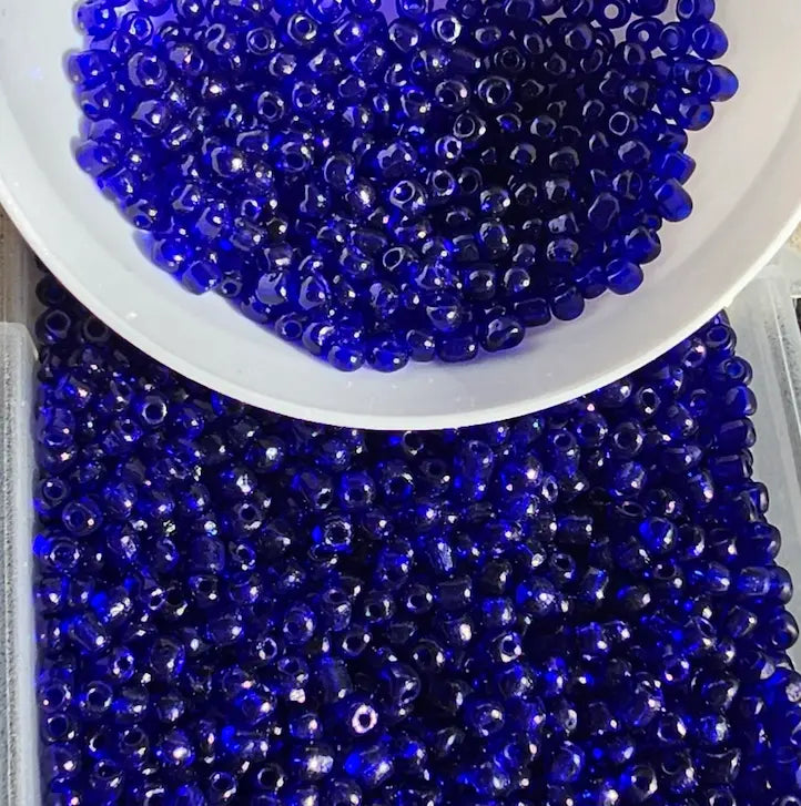 Perles bleu roi transparentes — gros plan texture
