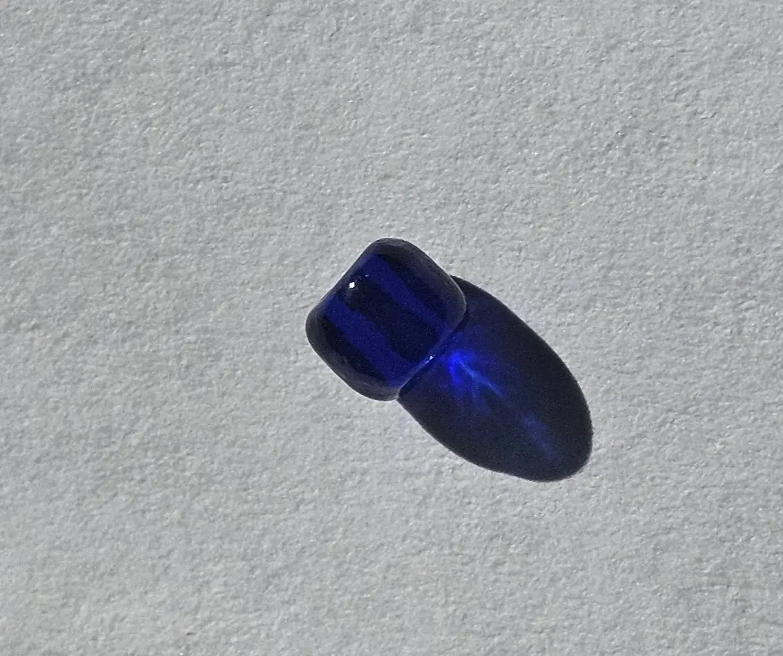 Perles bleu roi transparentes — vue en vrac