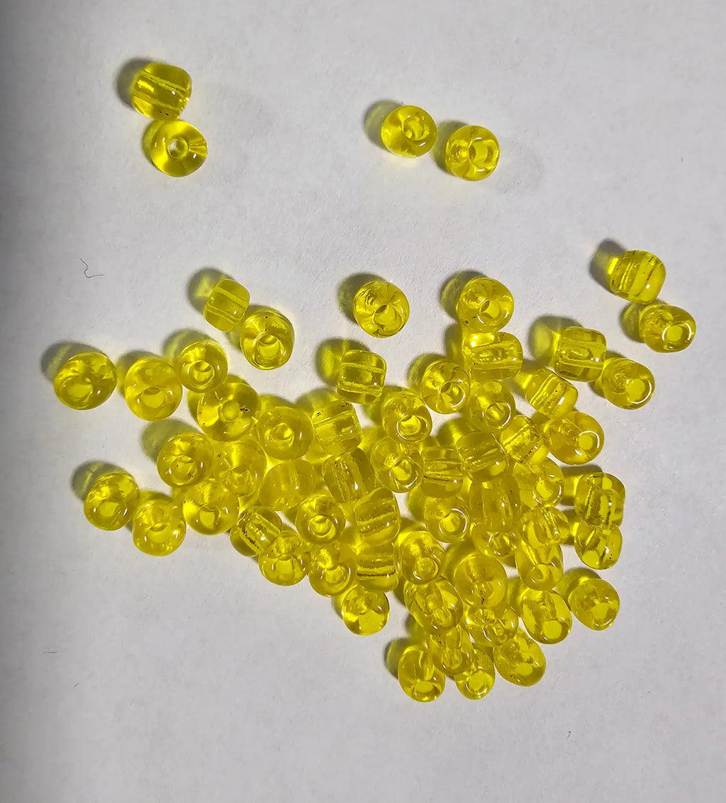 Détail perles jaune citron pour mosaïque artisanale