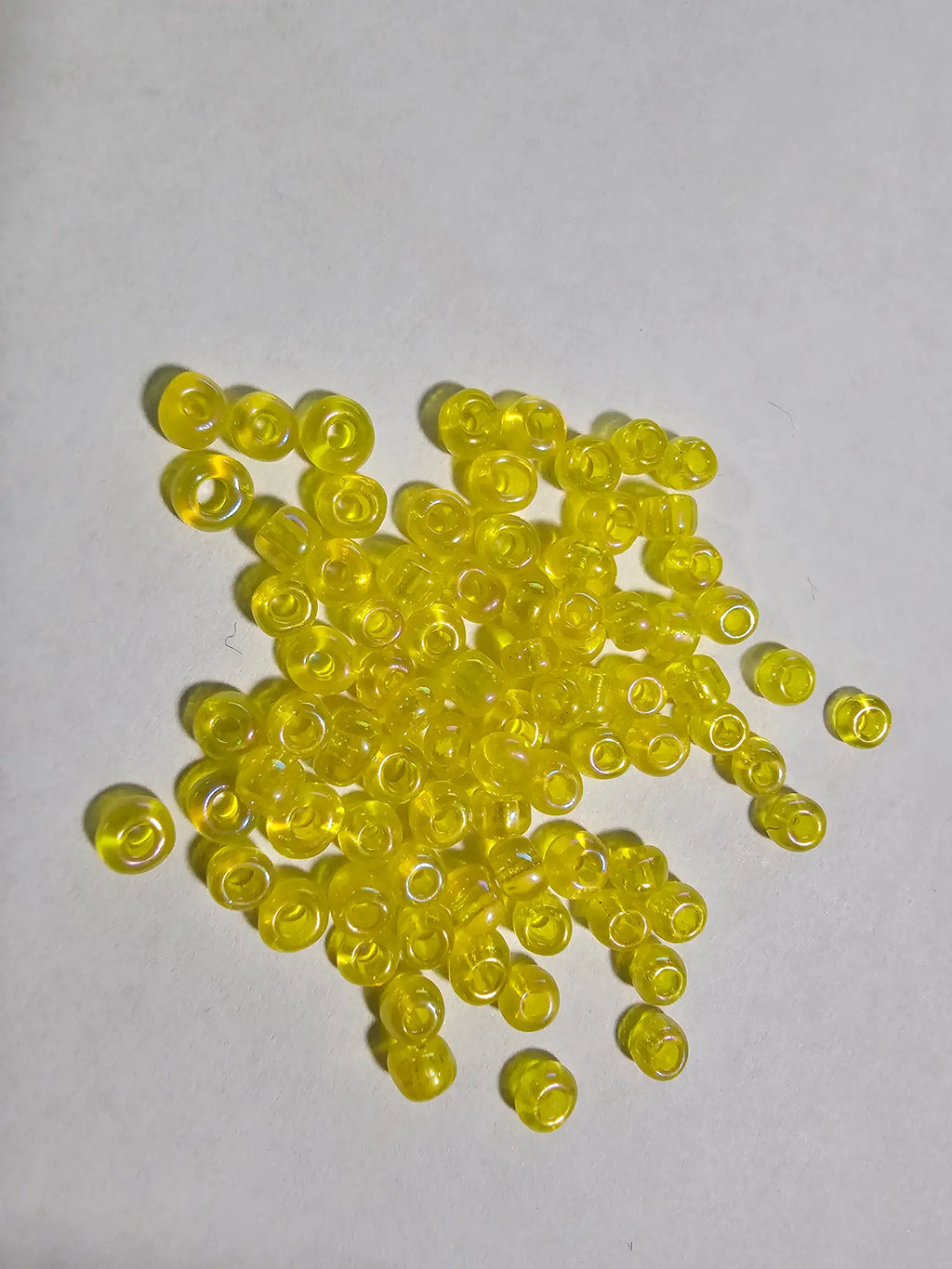 Détail perles jaune nacré pour mosaïque artisanale