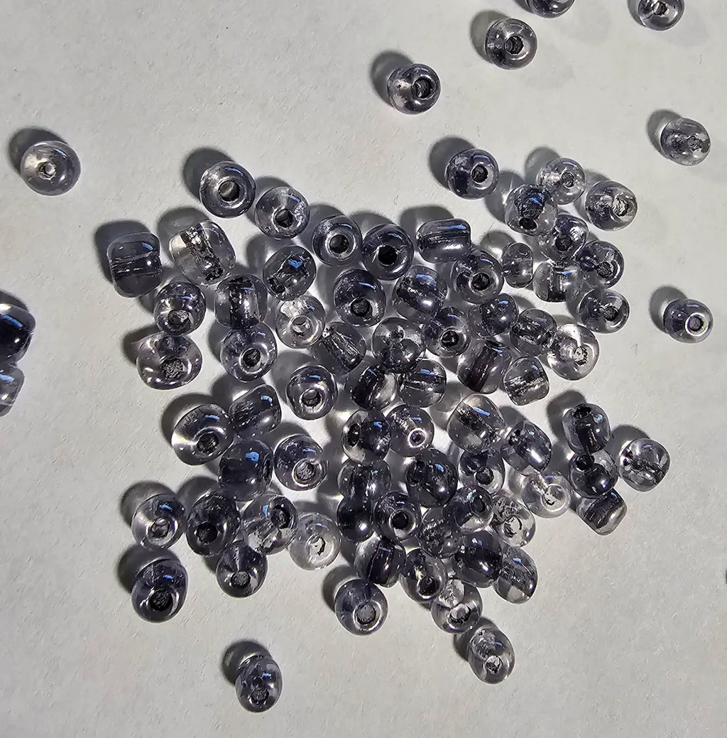 Détail perles gris ardoise pour mosaïque artisanale