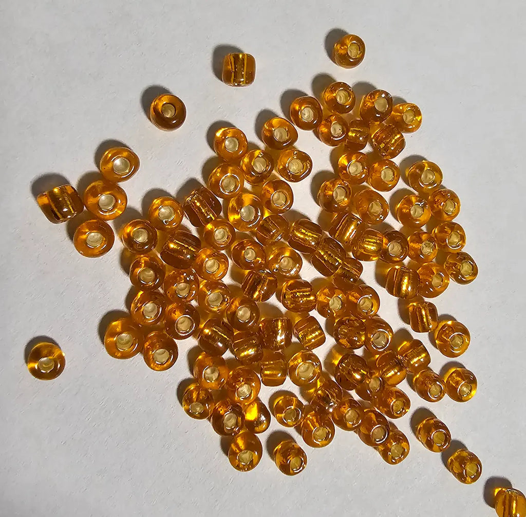 Détail perles ambre topaze pour mosaïque artisanale