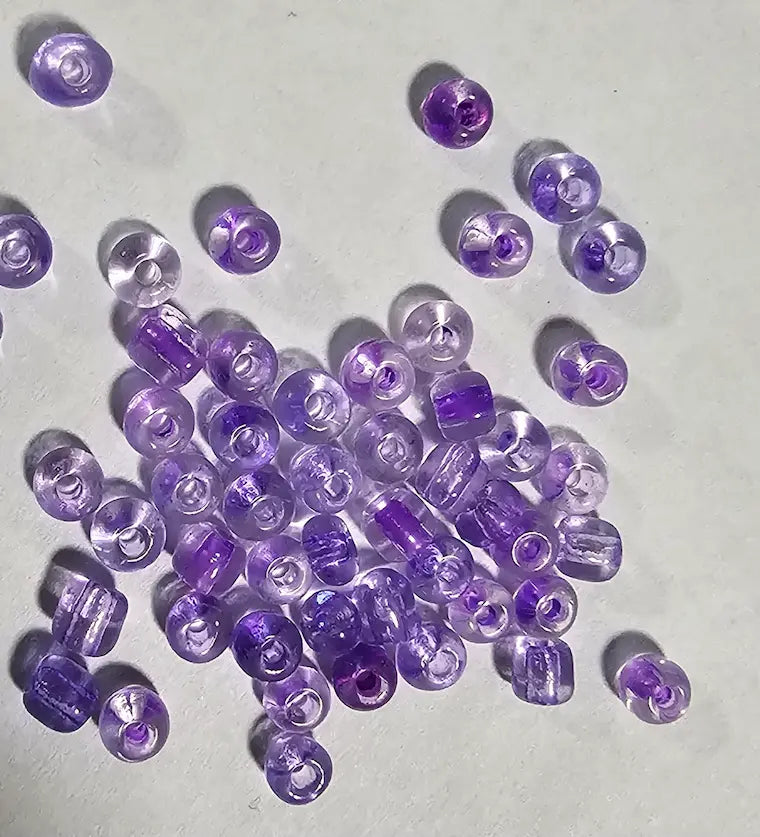 Détail perles lilas pour mosaïque artisanale
