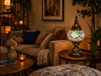 Lampe mosaïque bleue et rose allumée dans un salon cosy – décoration artisanale orientale, ambiance chaleureuse – Mosaic Dream