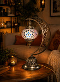 Lampe Lune Mosaïque mauve et bleue allumée dans un salon cosy – décoration artisanale orientale, ambiance chaleureuse – Mosaic Dream