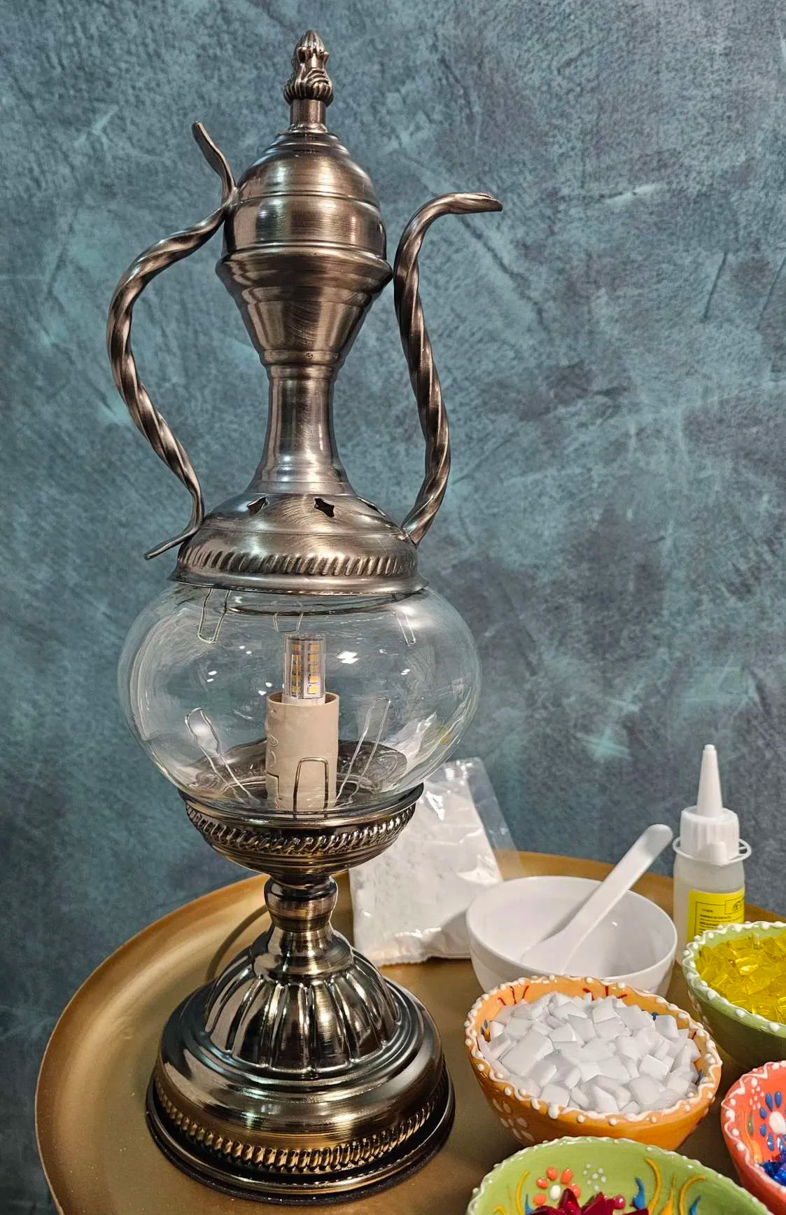 Lampe théière mosaïque avec motifs géométriques colorés création artisanale belge