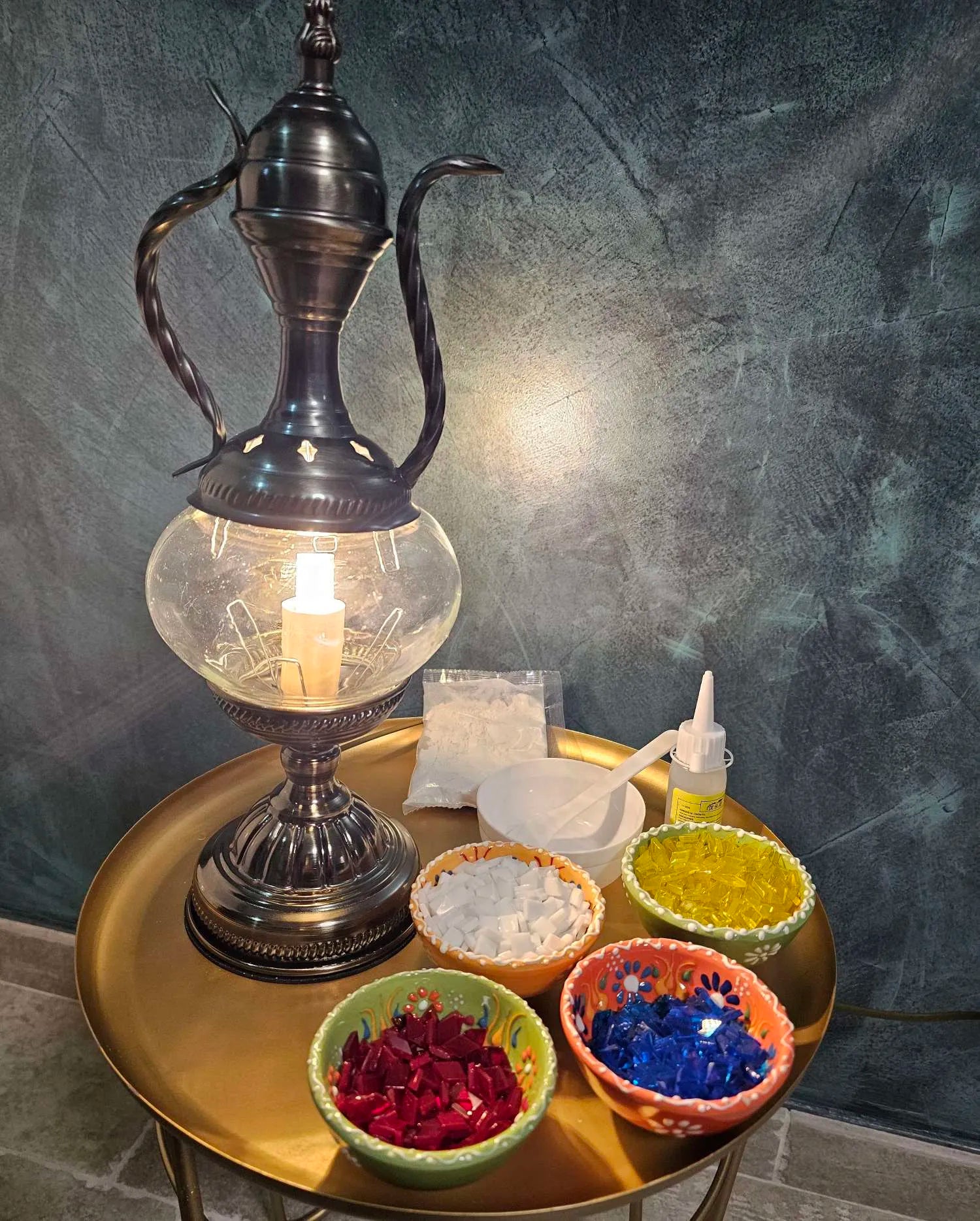 Lampe teapot mosaïque avec tesselles de verre multicolores assemblées à la main atelier Belgique