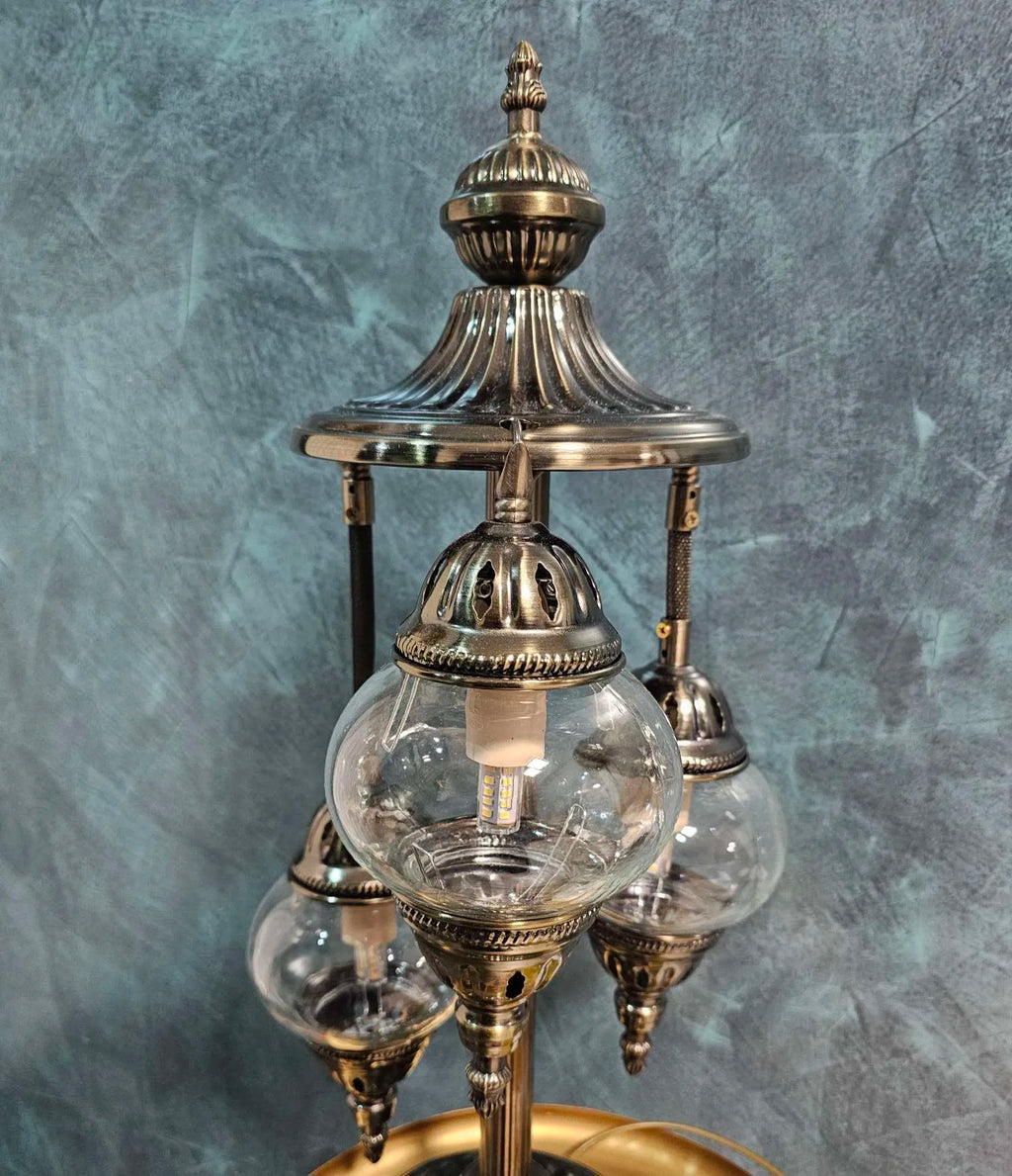 Création d'une lampe 3 globes mosaïque lors d'un atelier avancé en Belgique