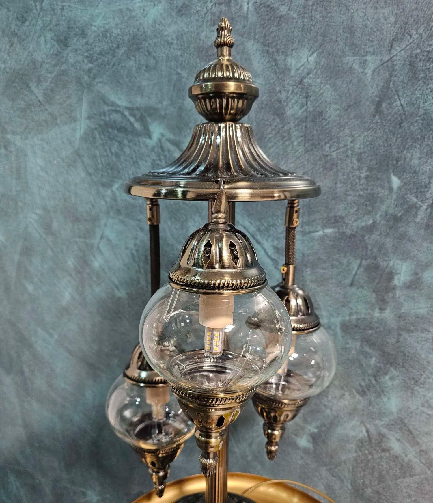 Création d'une lampe 3 globes mosaïque lors d'un atelier avancé en Belgique