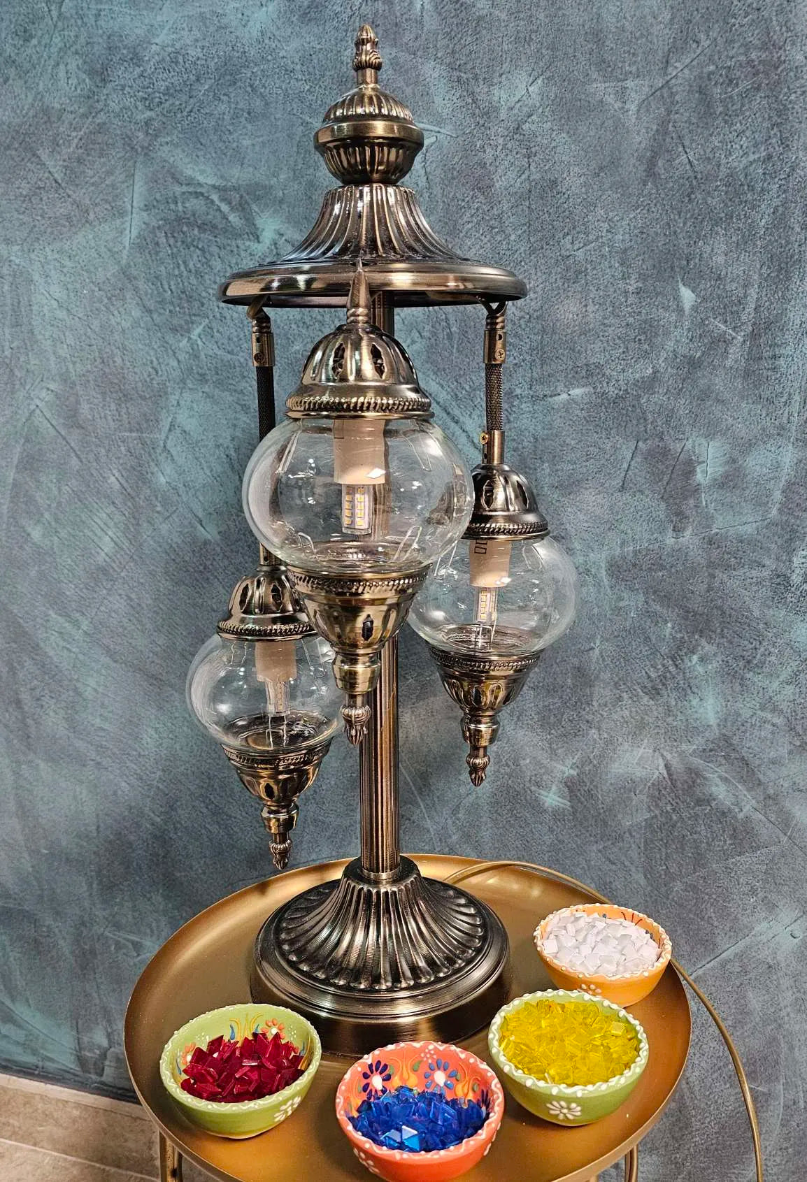 Lampe mosaïque 3 globes lors d'un atelier artisanal MOSAÏC DREAM en Belgique