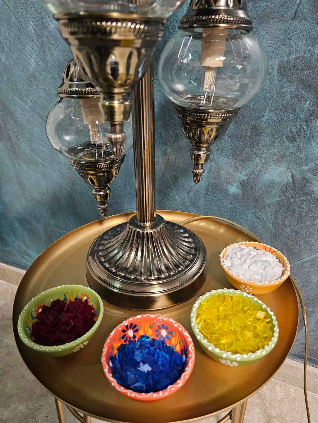Détail des mosaïques turques colorées à assembler sur lampe 3 globes pendant atelier créatif Belgique