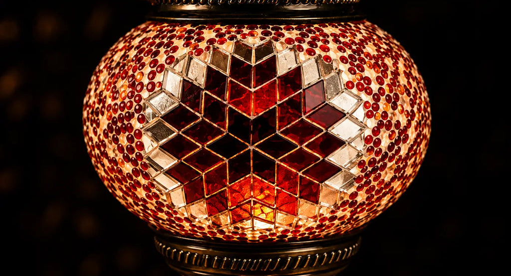 Zoom globe lampe théière mosaïque orange – motif étoile rouge et argent fond noir – Mosaic Dream
