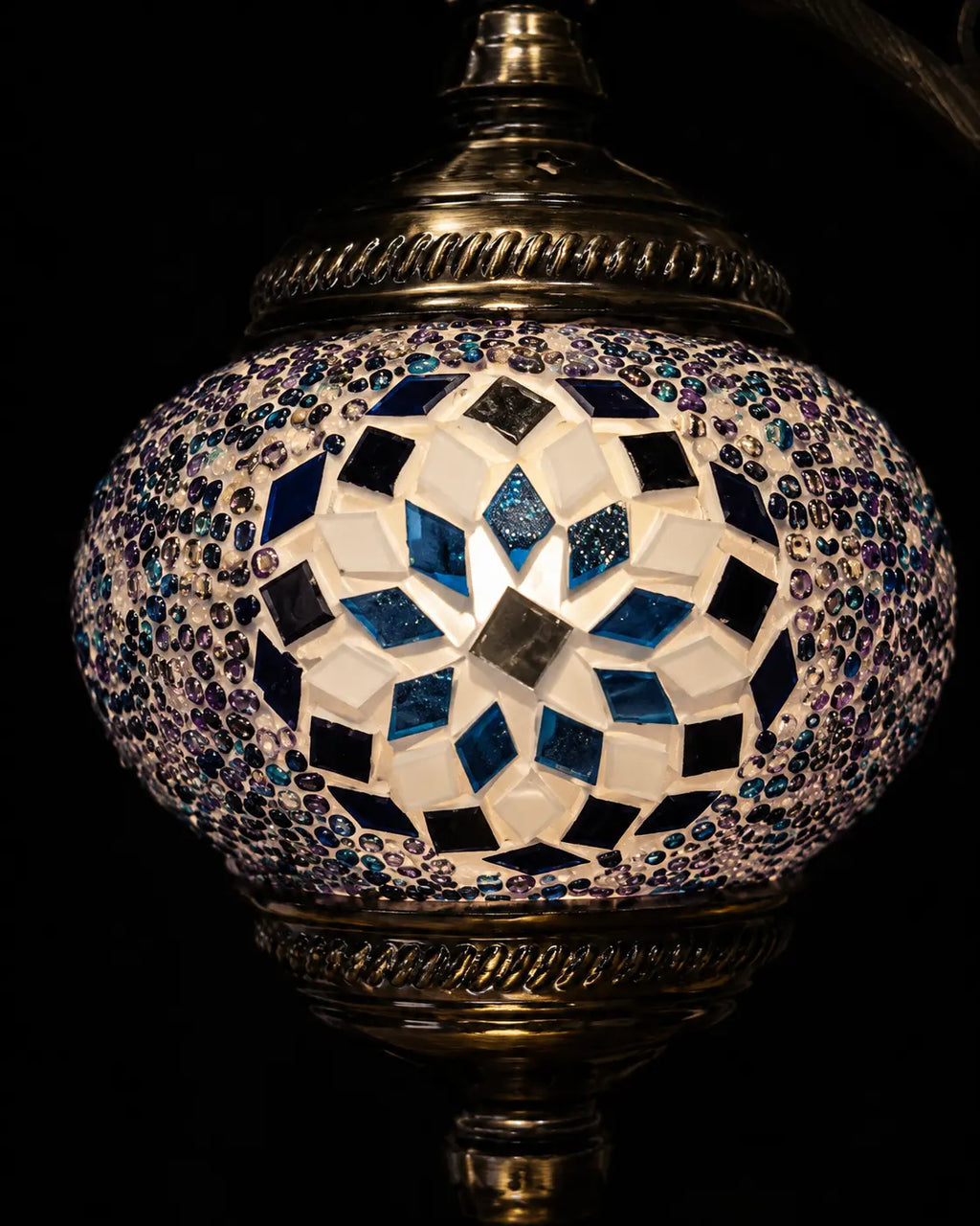 Zoom globe lampe lune mosaïque mauve et bleue – motif étoile blanc et bleu fond noir – Mosaic Dream