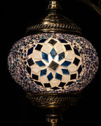 Zoom globe lampe lune mosaïque mauve et bleue – motif étoile blanc et bleu fond noir – Mosaic Dream