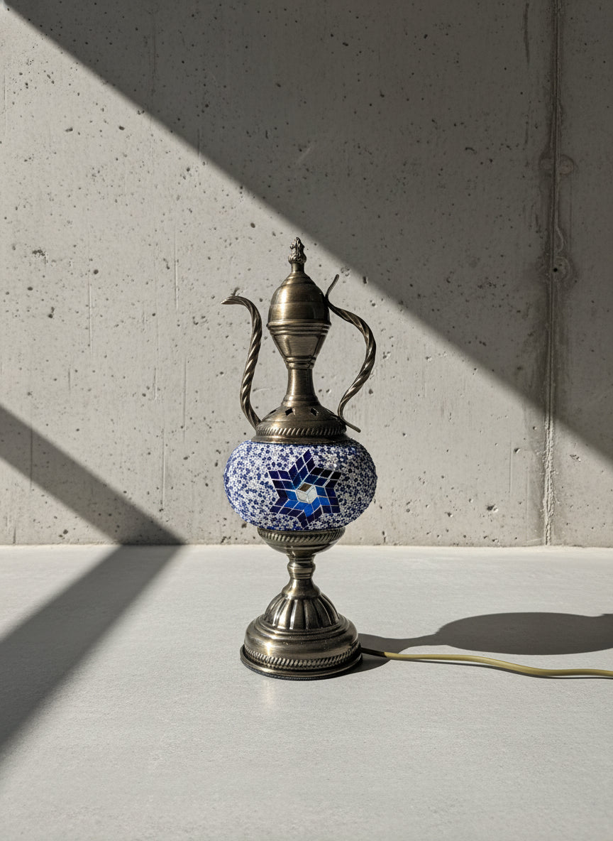 Lampe teapot mosaïque bleue – ombre portée fond clair – Mosaic Dream