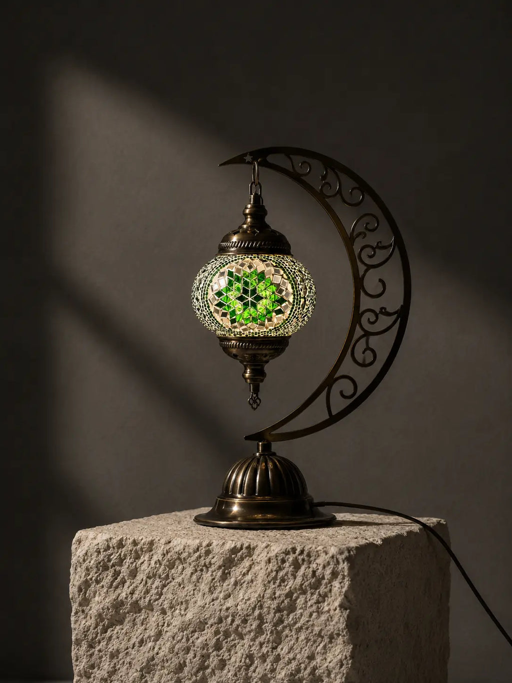 Lampe lune mosaïque verte – socle béton fond clair – Mosaic Dream