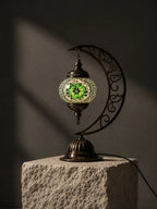 Lampe lune mosaïque verte – socle béton fond clair – Mosaic Dream