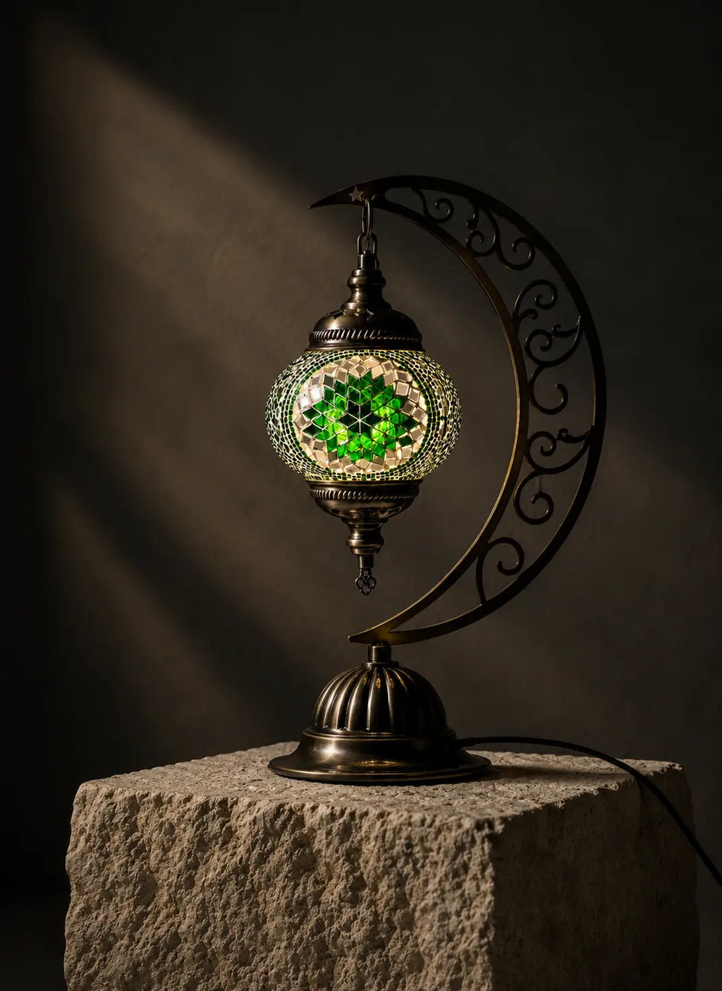 Lampe lune mosaïque verte – socle béton vue de face – Mosaic Dream