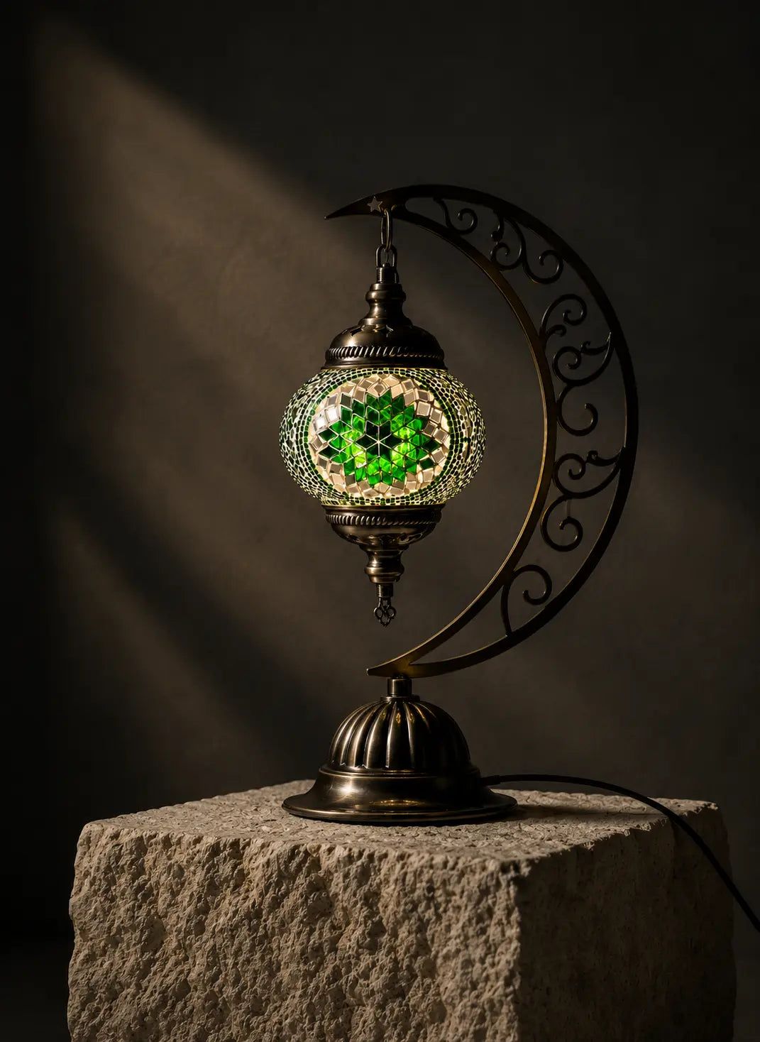 Lampe lune mosaïque verte – socle béton vue de face – Mosaic Dream