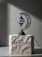 Lampe lune mosaïque bleue – socle béton fond clair – Mosaic Dream