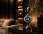 Lampe teapot mosaïque bleue – salon cosy ambiance tamisée – Mosaic Dream