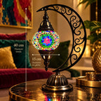 Lampe cygne artisanale multicolore dans une décoration intérieure colorée