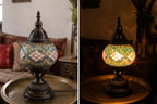 Lampe mosaïque bleue et rose éteinte et allumée – décoration orientale dans un salon marocain cosy, plateau doré – Mosaic Dream