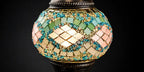 Lampe mosaïque artisanale bleue et rose allumée, tesselles de verre soufflé posées à la main – Mosaic Dream Belgique