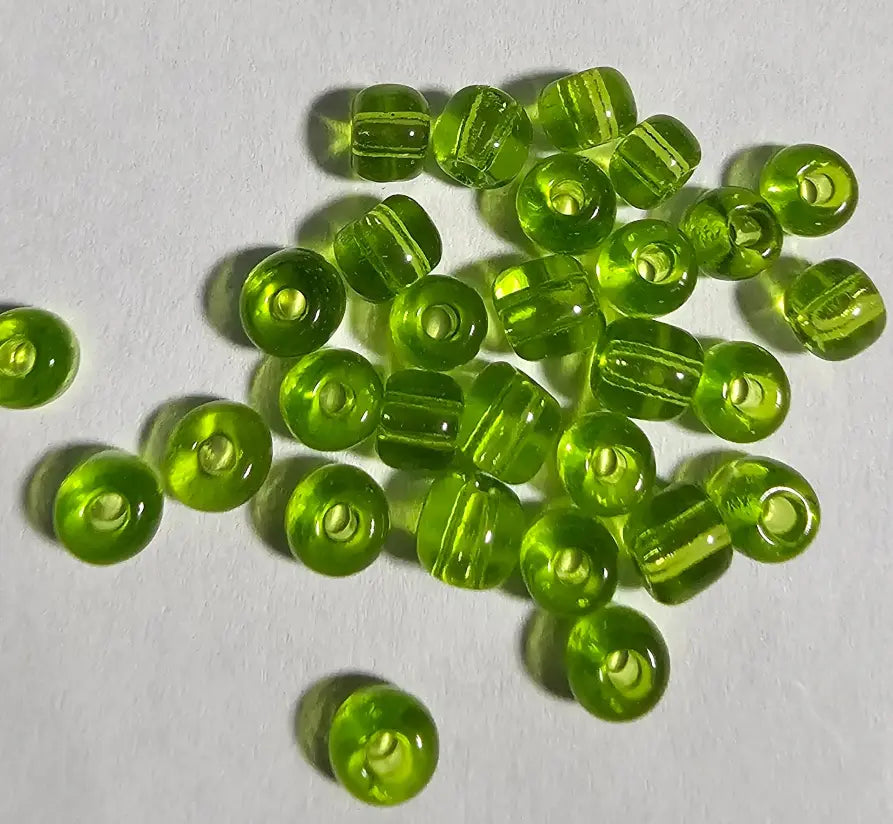 Détail perles vert anis pour mosaïque artisanale