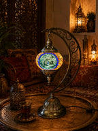 Lampe lune mosaïque bleue spirale – vue d'ensemble fond sombre – Mosaic Dream