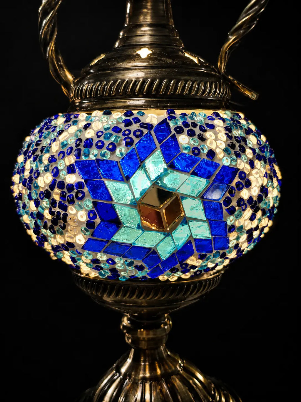 Zoom globe lampe lune mosaïque bleue – motif étoile fond noir – Mosaic Dream