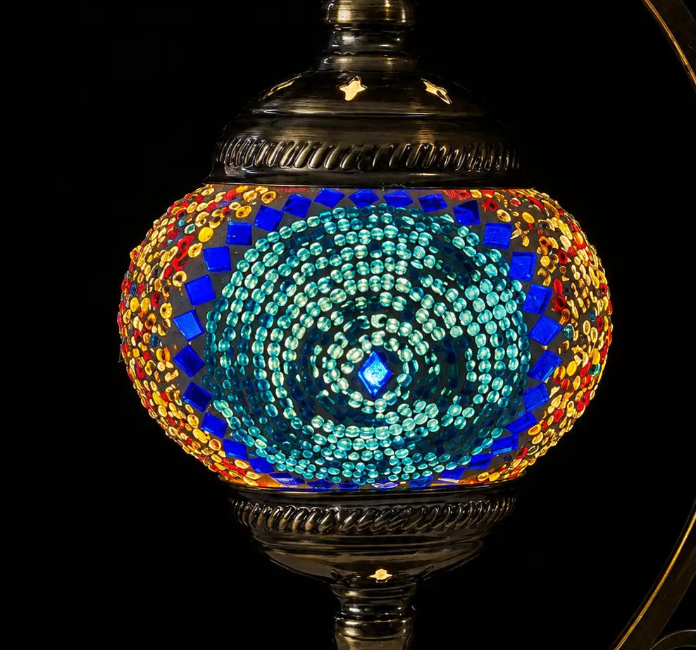 Zoom globe lampe lune mosaïque bleue spirale – motif arabesque fond noir – Mosaic Dream