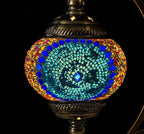 Zoom globe lampe lune mosaïque bleue spirale – motif arabesque fond noir – Mosaic Dream
