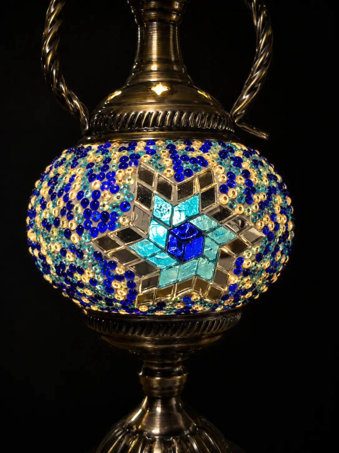 Zoom globe lampe teapot mosaïque bleue – motif multicolore fond noir – Mosaic Dream