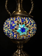 Zoom globe lampe lune mosaïque bleue – motif multicolore fond noir – Mosaic Dream