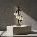 Lampe mosaïque argentée allumée – éclairage élégant oriental artisanal
