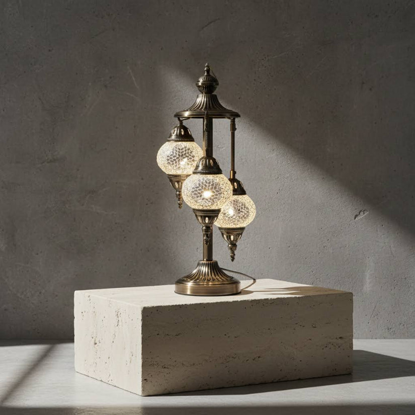 Lampe mosaïque argentée allumée – éclairage élégant oriental artisanal