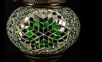 Zoom globe lampe lune mosaïque verte – motif géométrique fond noir – Mosaic Dream