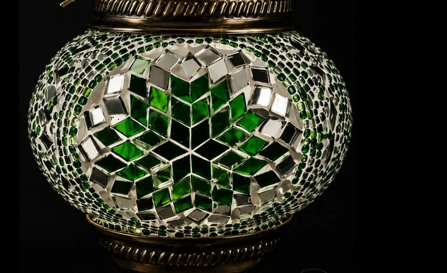 Zoom globe lampe lune mosaïque verte – motif géométrique fond noir – Mosaic Dream