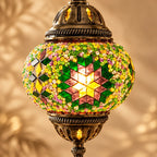 Gros plan sur le globe en mosaïque vert jaune rose avec motif étoilé – Mosaic Dream