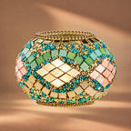 Globe lampe mosaïque turquoise vert et rose allumé avec motifs géométriques
