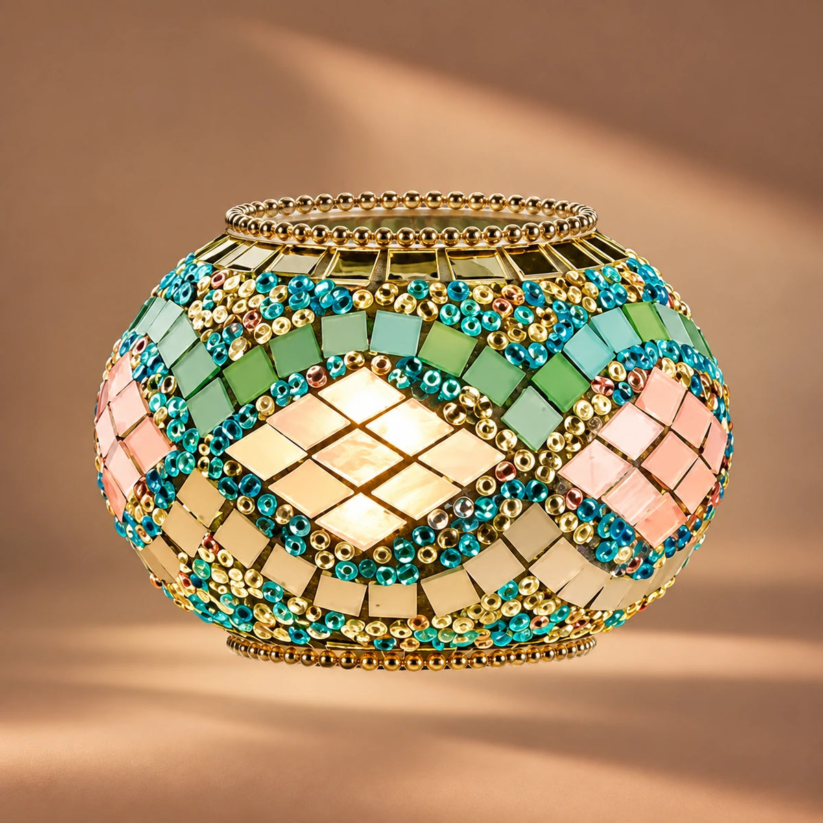 Globe lampe mosaïque turquoise vert et rose allumé avec motifs géométriques