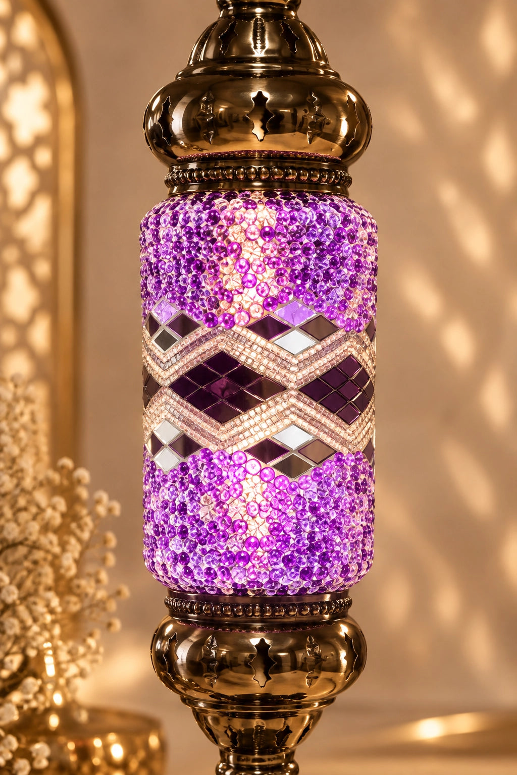 Gros plan sur le globe d’une lampe mosaïque mauve et argent artisanale, aux motifs géométriques et détails dorés, sur fond beige luxueux – Mosaic Dream.