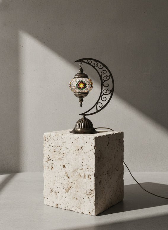 Lampe lune mosaïque couleurs chaudes – socle béton fond clair – Mosaic Dream