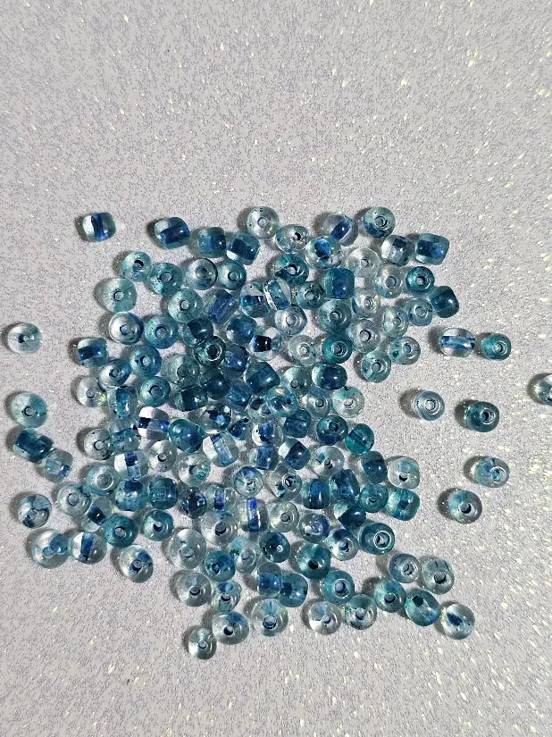 Détail perles bleu lagon pour mosaïque artisanale