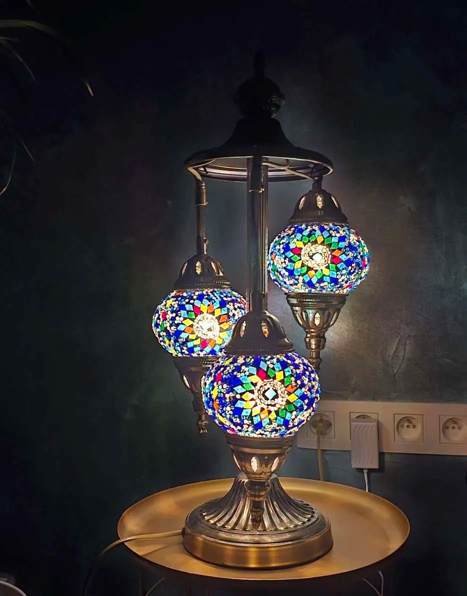 Lampe mosaïque turque 3 globes bleue ambre artisanale luxe allumée
