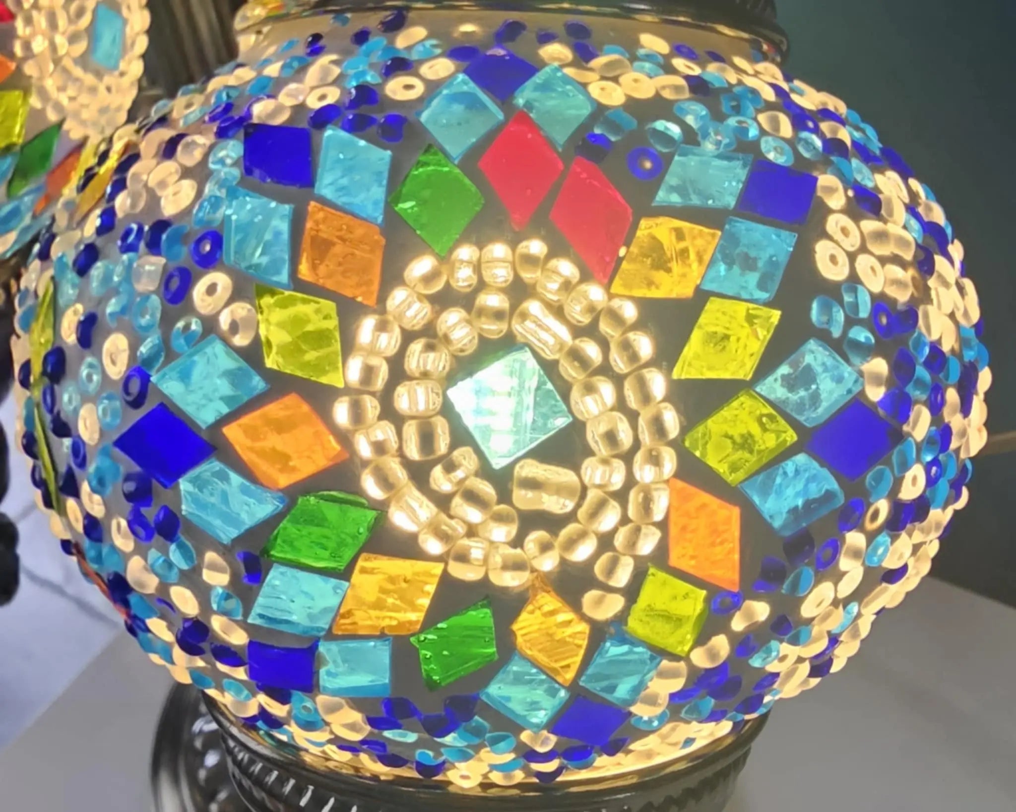 Détail globes mosaïque bleue ambre artisanat turc